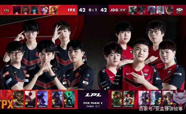 球迷翘首以 球迷翘首以